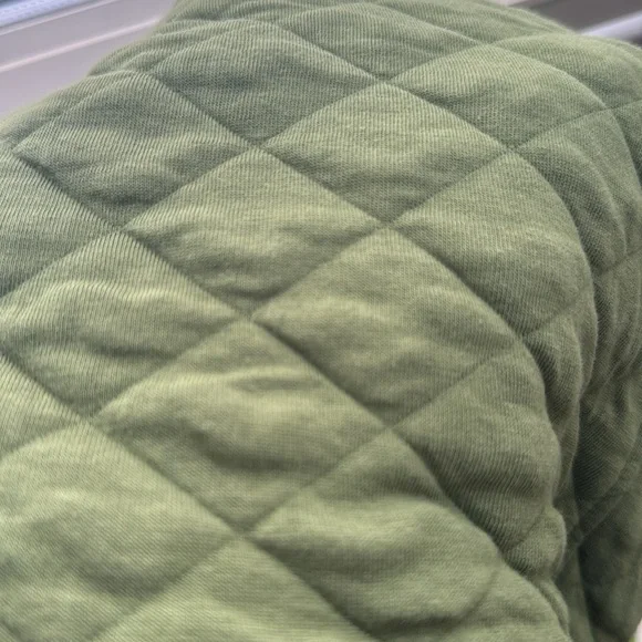 Vineyard vines quilted women’s olive green sweatshirt - Picture 4 of 4